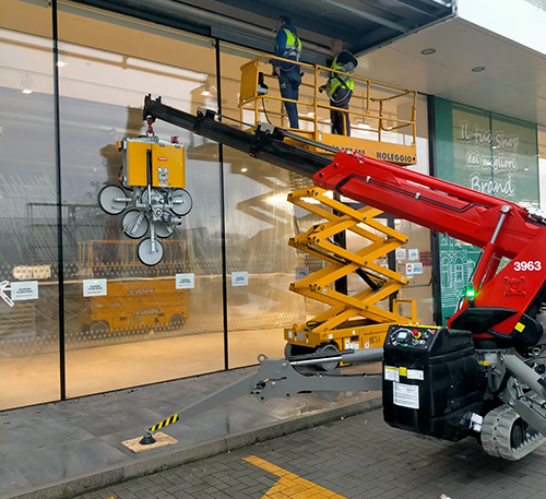 Vacuum lift with jib cranes
